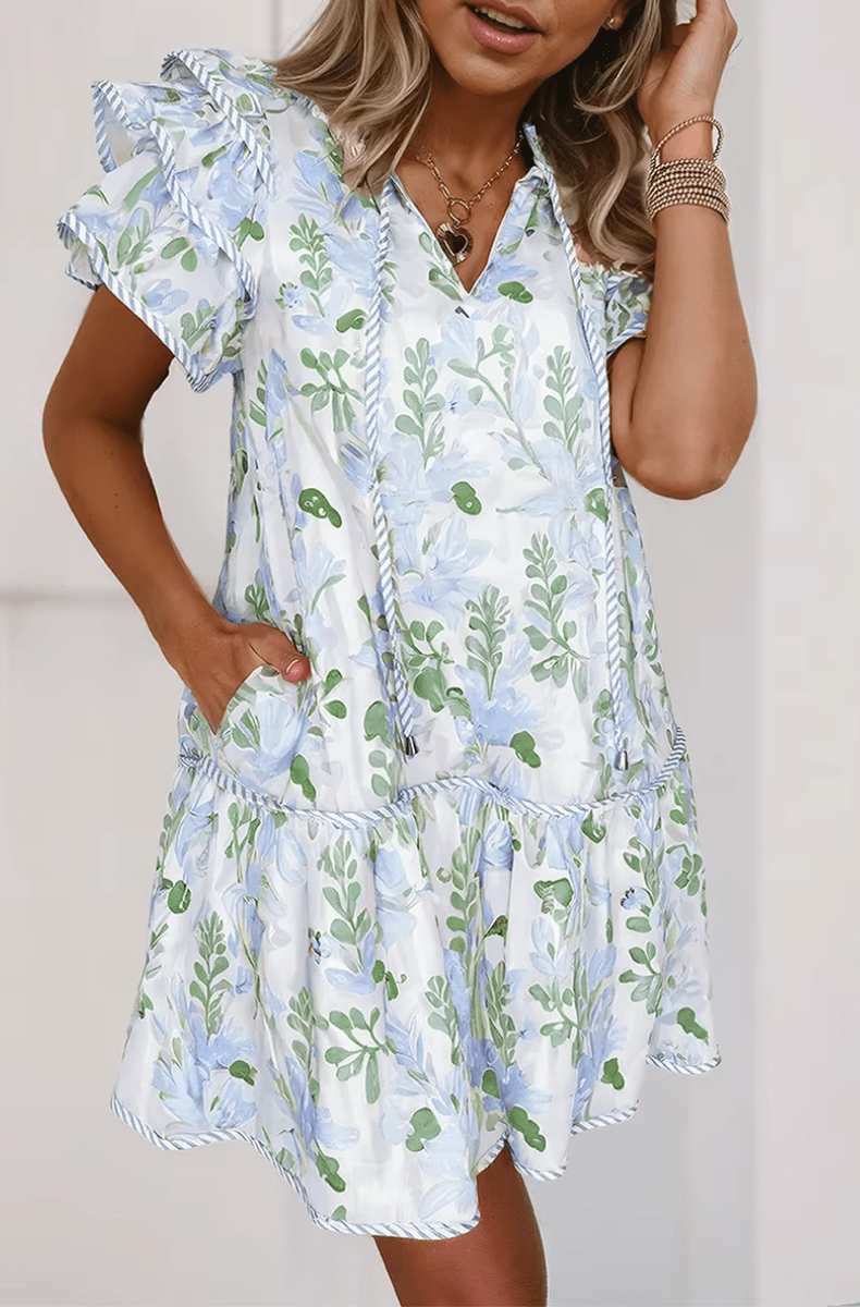 Robe d'été légère et féminine Aura, coupe mini. Idéale pour les occasions décontractées avec ses fleurs.