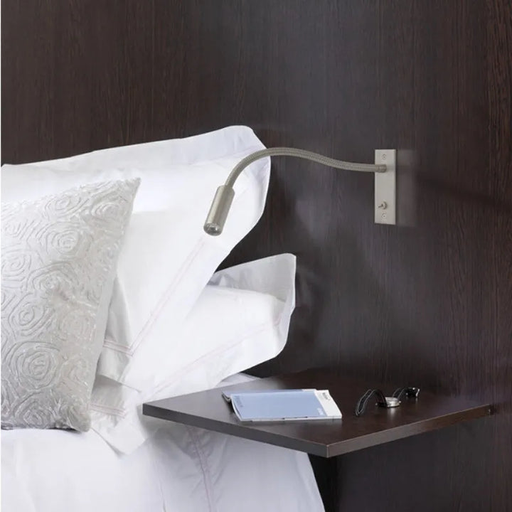 Lampe murale LED design en métal pour chambre, lecture au chevet, éclairage intérieur flexible.