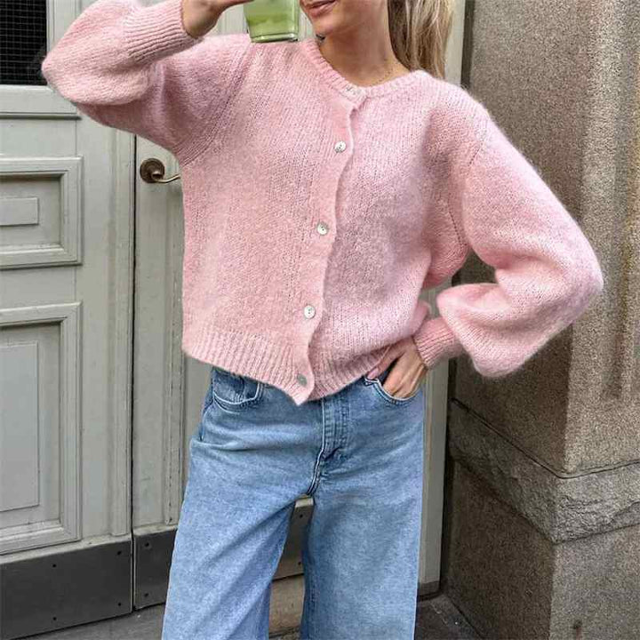Modèle portant le cardigan femme Addilyn. Gilet hivernal élégant, confortable et tendance en maille douce.
