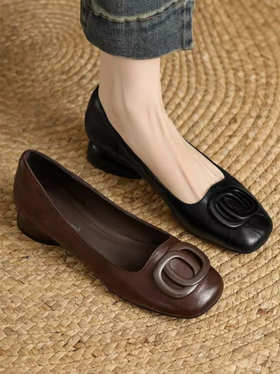 Ballerines noires femme, bout carré. Idéales pour le travail, élégantes et très confortables. Look chic.