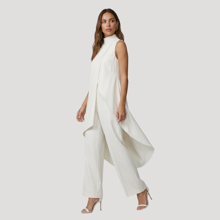 Pantalon large confortable et élégant pour femme, complétant l'ensemble avec haut asymétrique. Silhouette fluide.