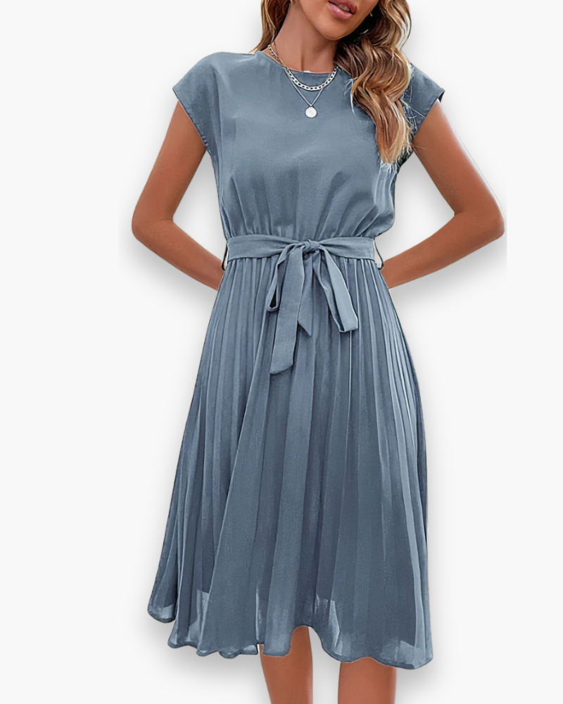 Robe femme plissée moderne, élégante et contemporaine, idéale pour toute cérémonie chic.