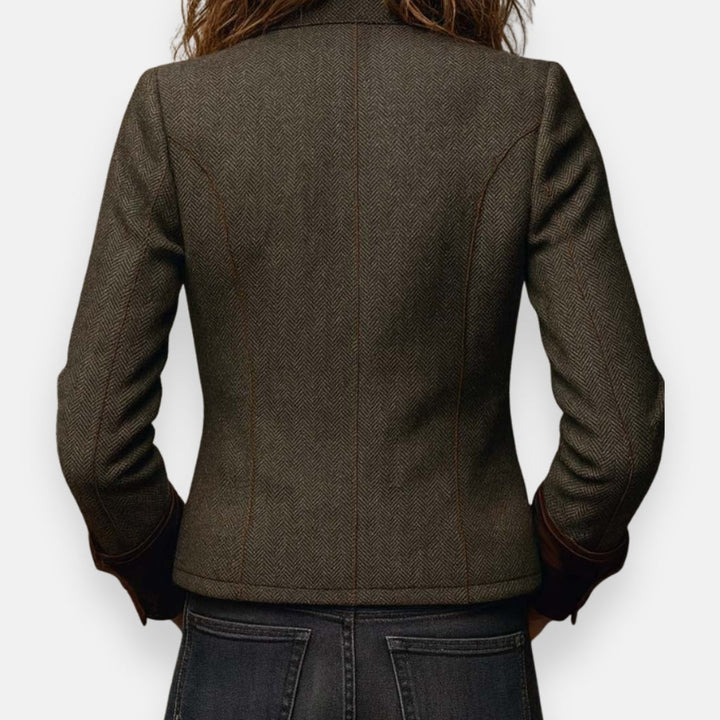 Veste structurée femme, design élégant et chic. Polyvalente pour le bureau, soirée ou tenue mode. Tendance.
