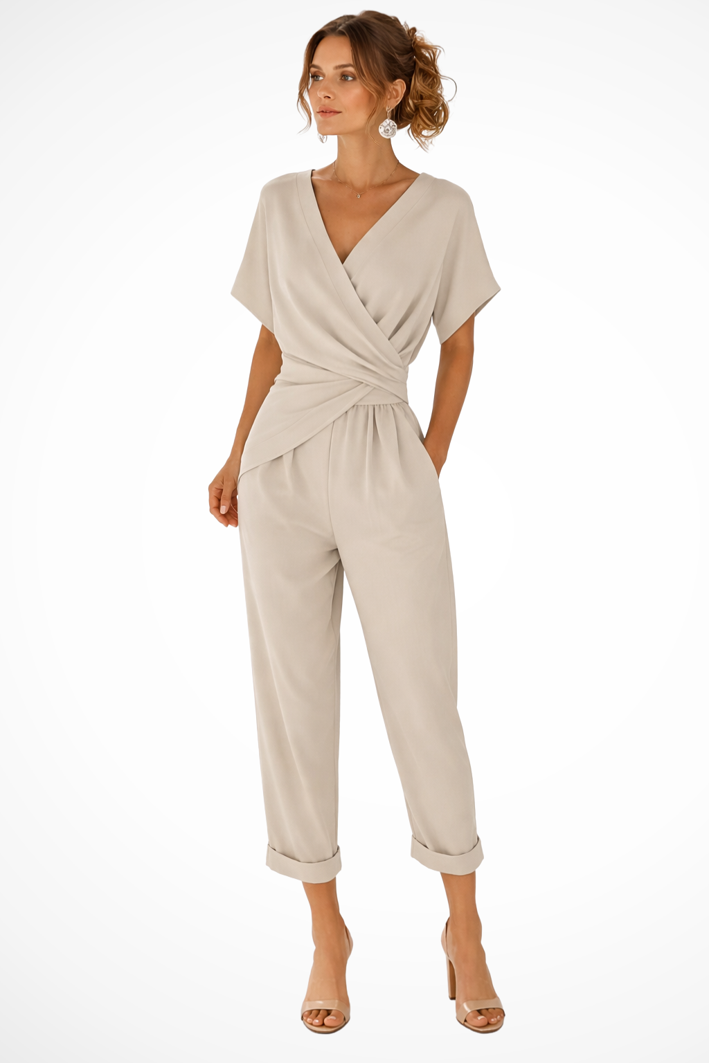 Mode femme: combinaison courte portefeuille avec poches et col V. Jumpsuit élégant et décontracté parfait pour l'été.