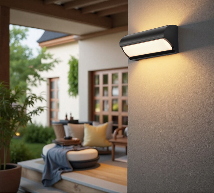 Lampe murale LED extérieure noire IP65, design moderne. Éclairage polyvalent pour façade, jardin ou terrasse.