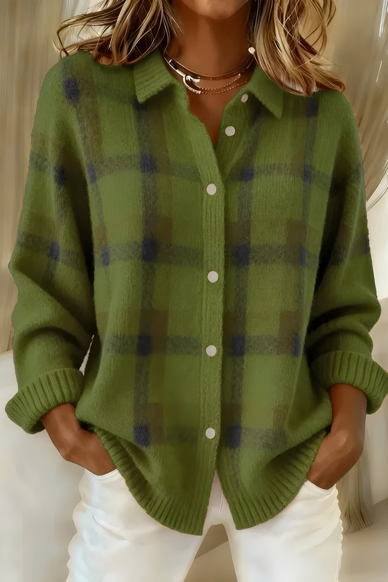 Cardigan femme à carreaux, un vêtement chaud et stylé pour la superposition en automne-hiver.