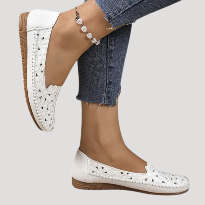 Chaussures plates ajourées femme confortables, design respirant idéal pour l'été et le quotidien. Mode décontractée.