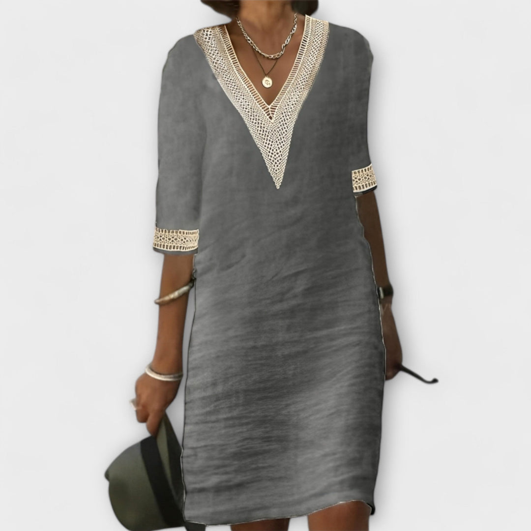 Robe chic Emelia femme à col V profond, style bohème décontracté, parfaite pour la mode estivale et la plage.