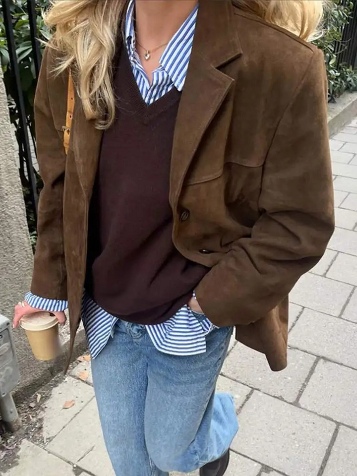 Blazer oversize femme marron, style décontracté chic, parfait pour un look tendance et confortable.