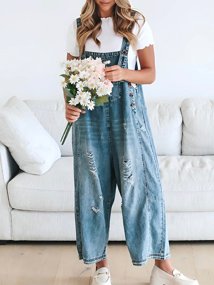 Salopette femme décontractée en denim, coupe ample et oversize, idéale pour une tenue quotidienne chic.