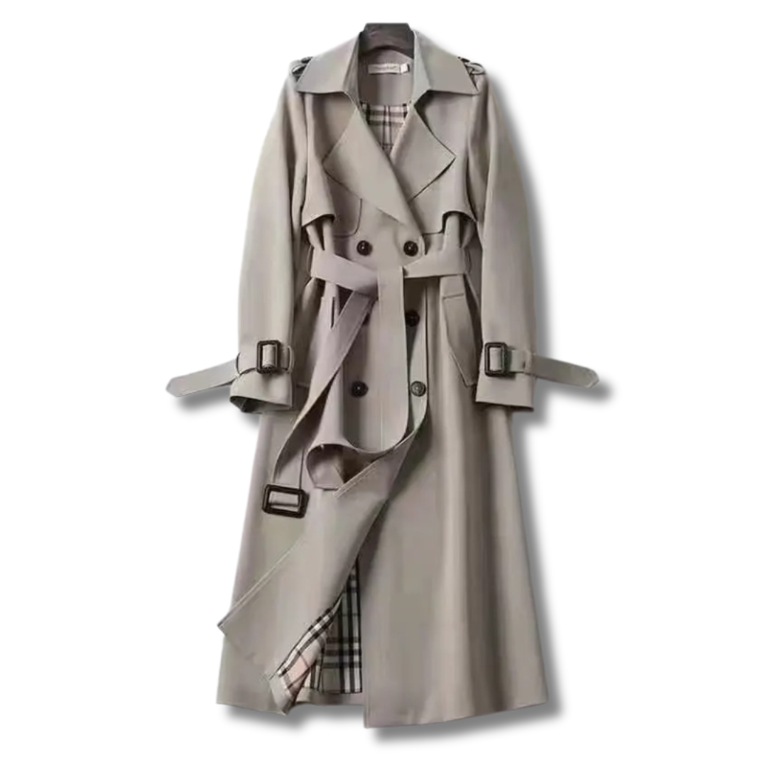 Femme portant un trench-coat classique beige, élégant et intemporel, pour un look printanier sophistiqué.