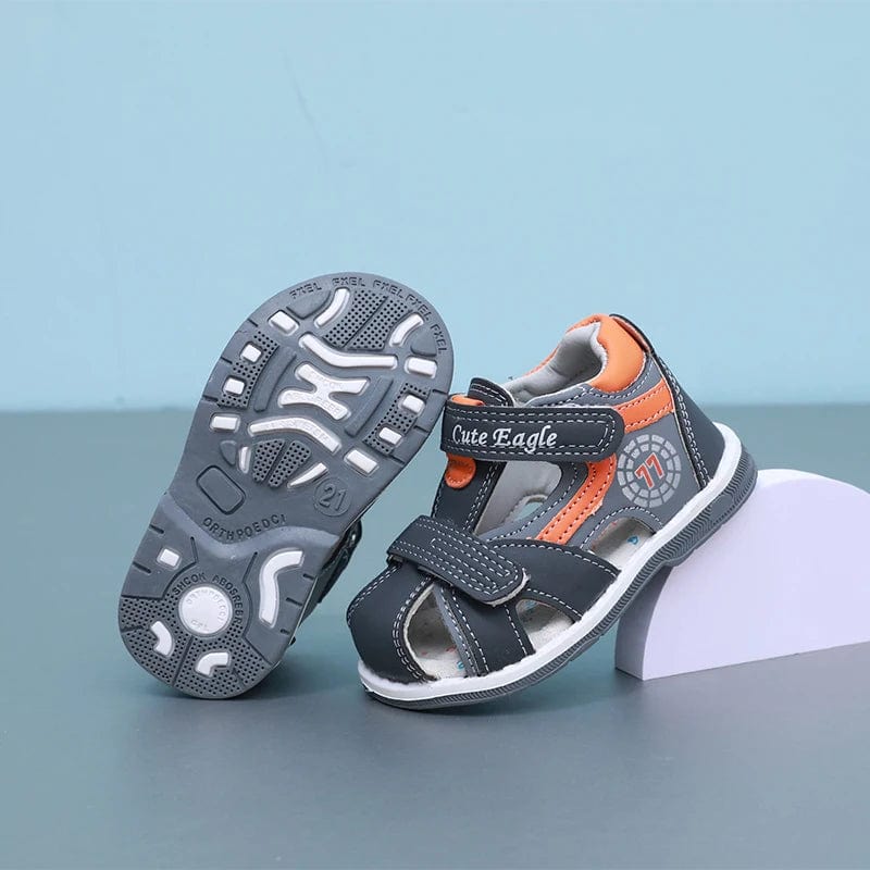 Sandales d'été orthopédiques pour bébé garçon, assurant confort, maintien et stabilité pour les premiers pas.