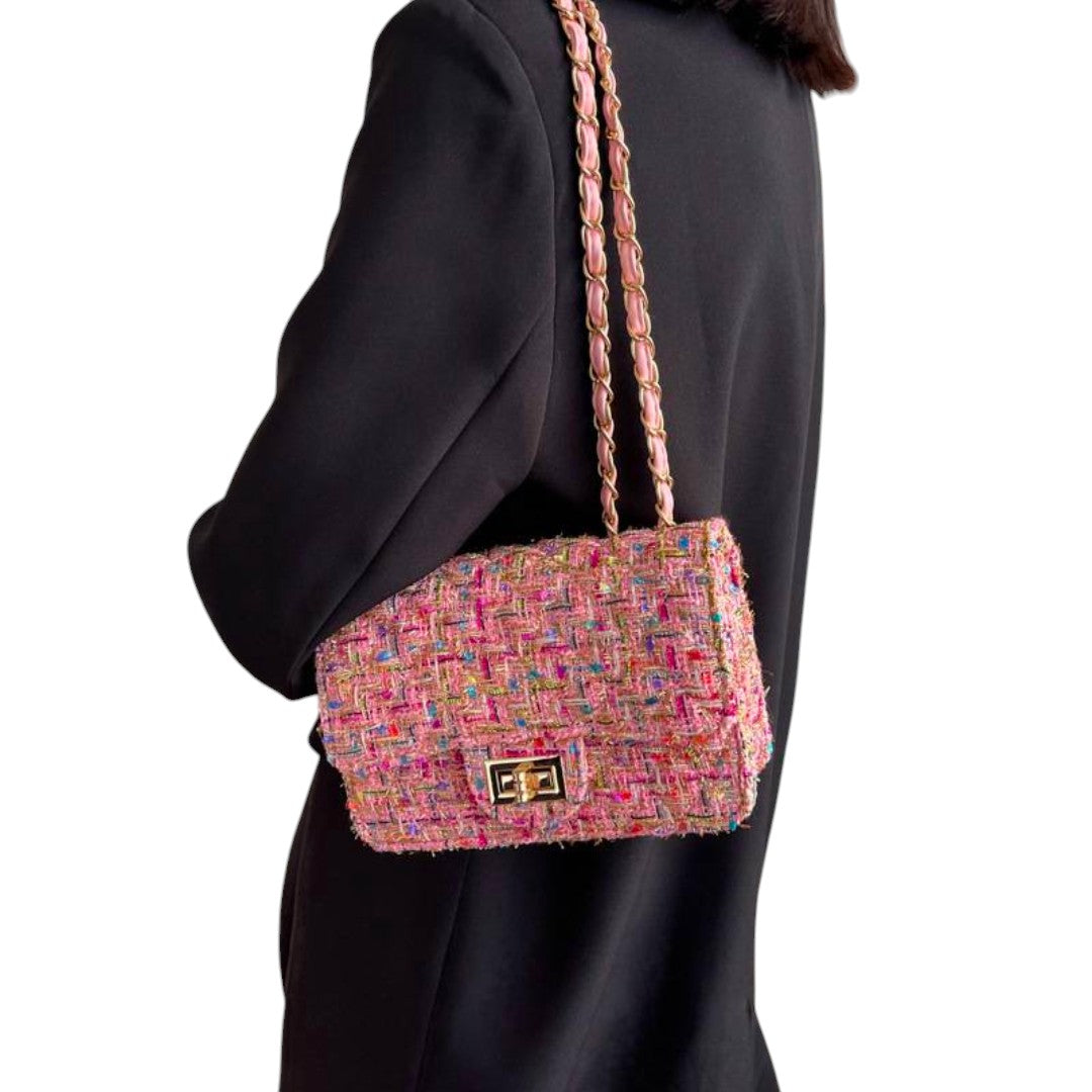 Femme portant un sac à main bandoulière élégant, idéal pour un usage quotidien et des sorties. Look chic.