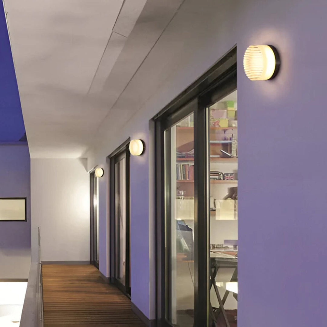 Balisage LED rond pour escalier, design moderne, améliore la sécurité et l'ambiance intérieure.