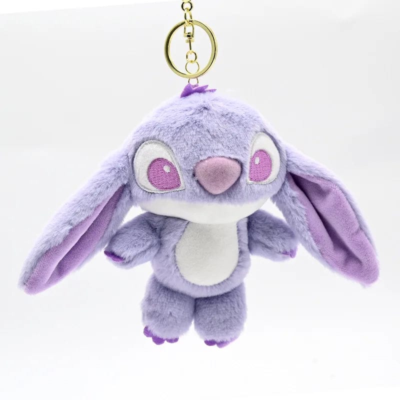 Gros plan sur le visage expressif du porte-clés peluche Stitch, avec ses grandes oreilles et son sourire.