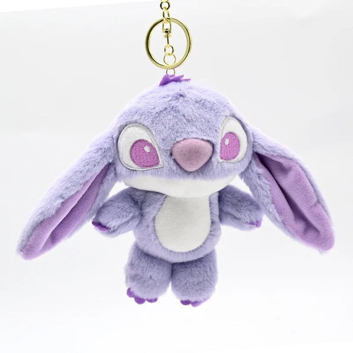 Gros plan sur le visage expressif du porte-clés peluche Stitch, avec ses grandes oreilles et son sourire.