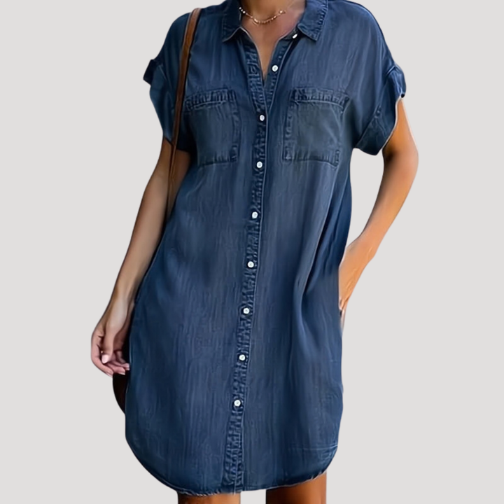 Femme portant robe chemise boutonnée courte, coupe élégante, manches courtes. Parfaite pour l'été décontracté.