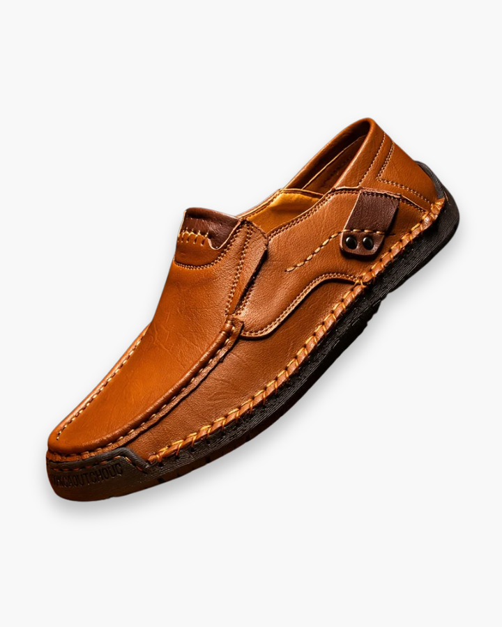Mocassins homme en cuir souple noir, offrant un confort optimal et un style élégant pour toute occasion.
