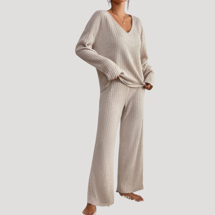Ensemble mode femme : pull maille col V et pantalon large, parfait pour le confort et l'élégance.