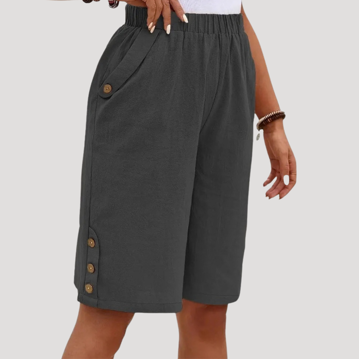 Bermuda femme confortable à taille élastique, coupe moderne. Idéal pour un look estival polyvalent et chic.