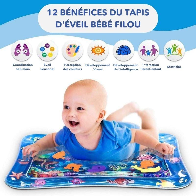 Bébé joue sur tapis d'éveil à eau, favorisant position sur le ventre et prévention plagiocéphalie, ludique.