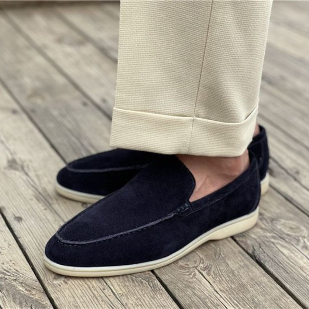 Vue détaillée des mocassins homme en cuir, coutures apparentes, semelle souple, confort supérieur.