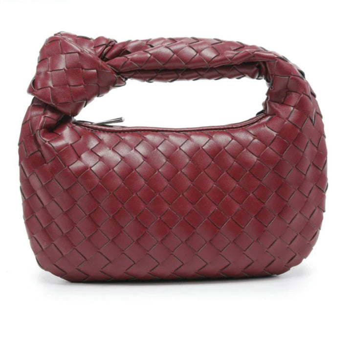 Texture tressée raffinée d'un petit sac à main femme, parfait pour une touche chic et tendance.
