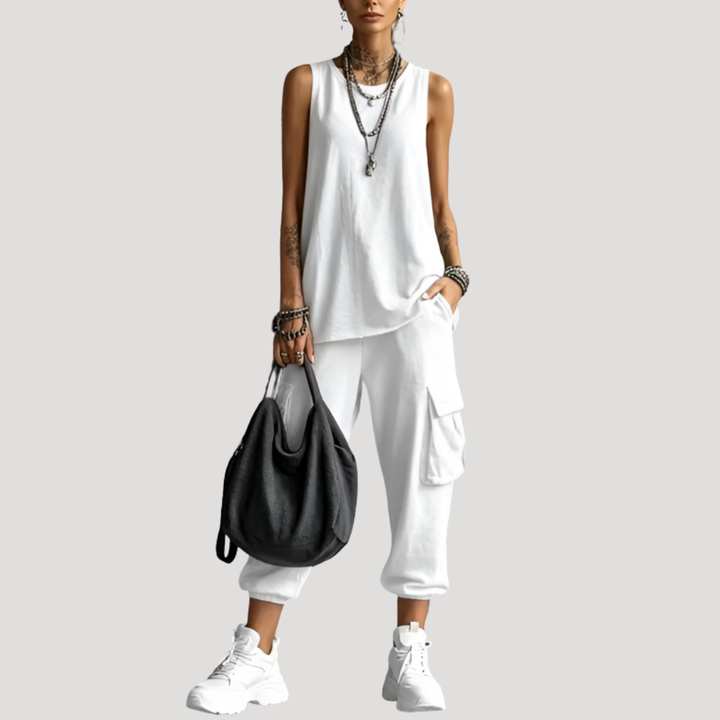 Femme portant un ensemble cargo décontracté vert olive, top sans manches et pantalon large fluide.
