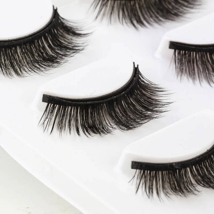 Application facile de cils magnétiques, pour un regard intense et une beauté des yeux instantanée.