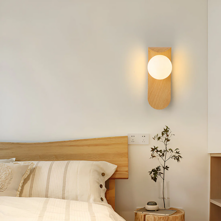 Éclairage mural LED scandinave avec globe et base en bois, idéal pour une décoration intérieure contemporaine.