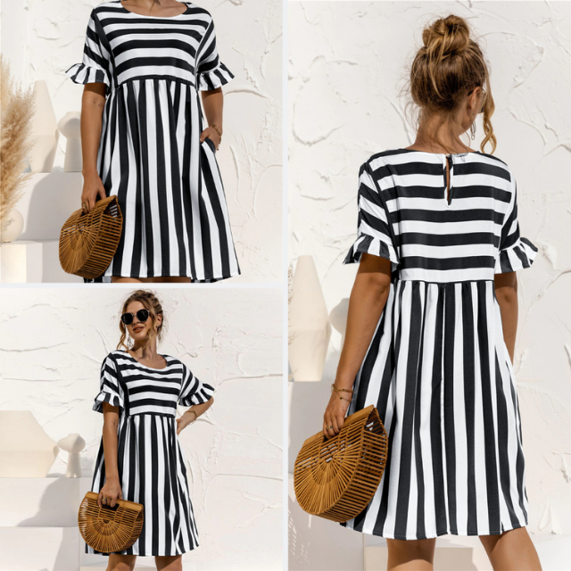 Mini robe rayée, coupe confortable pour femme, parfaite pour un style estival tendance en vacances.