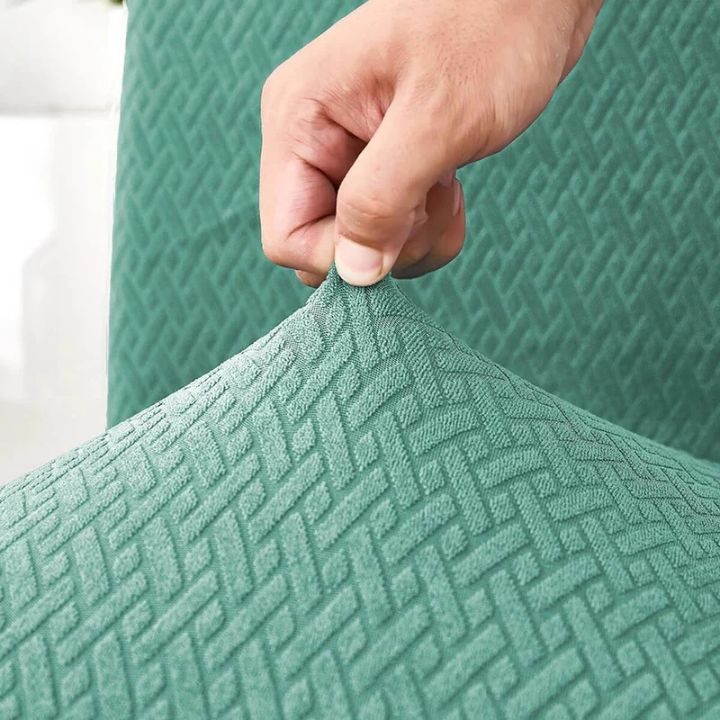 Housse de chaise stretch multicolore pour relooker votre intérieur. Décoration moderne et protection.