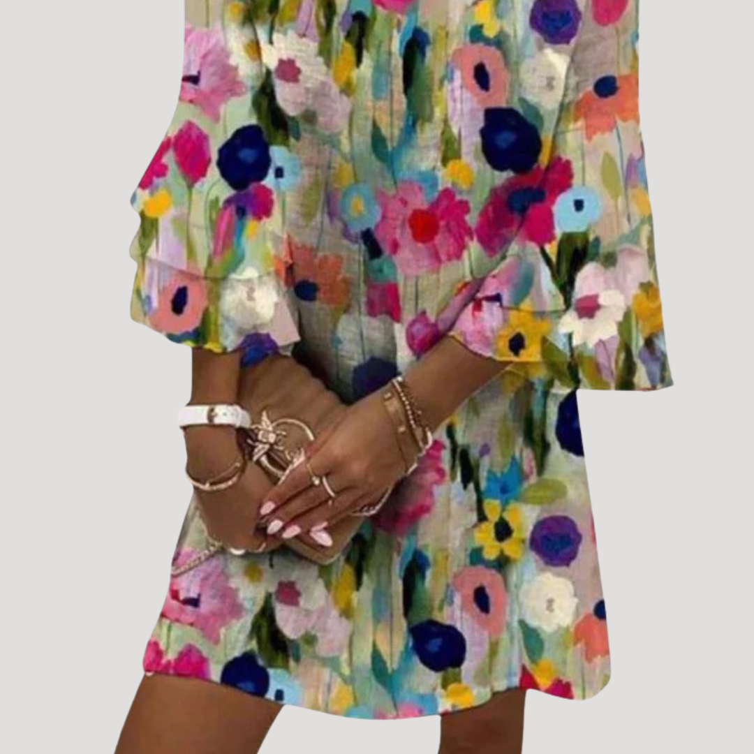 Détail de l'imprimé fleuri sur la robe courte bohème pour femme. Tendance été, style chic et léger.