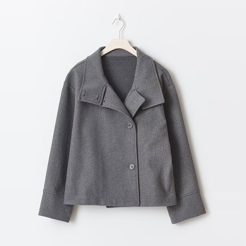 Veste courte femme Arianna tendance, double-boutonnage intemporel, parfaite pour une mode féminine élégante.