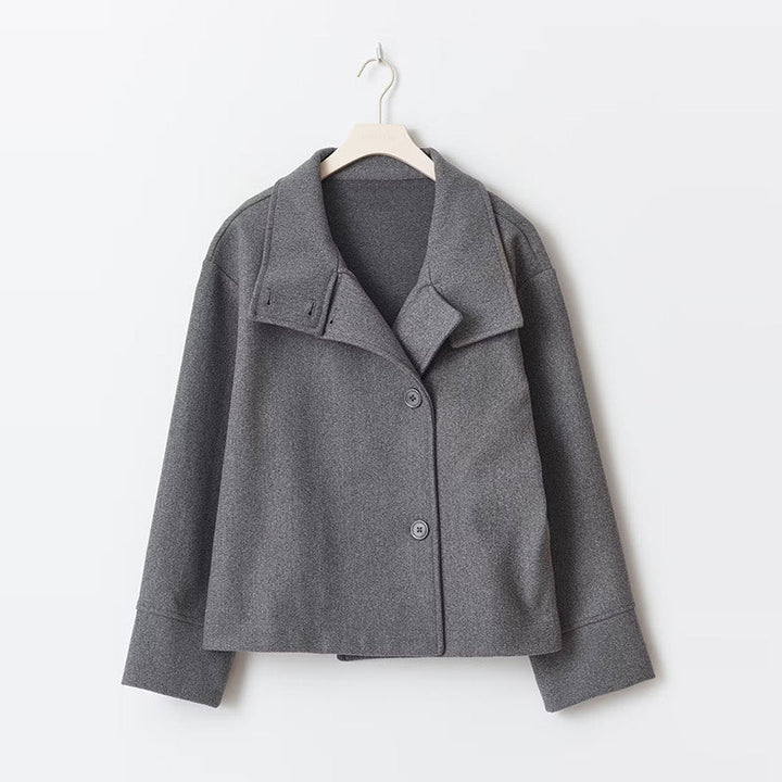 Veste courte femme Arianna tendance, double-boutonnage intemporel, parfaite pour une mode féminine élégante.