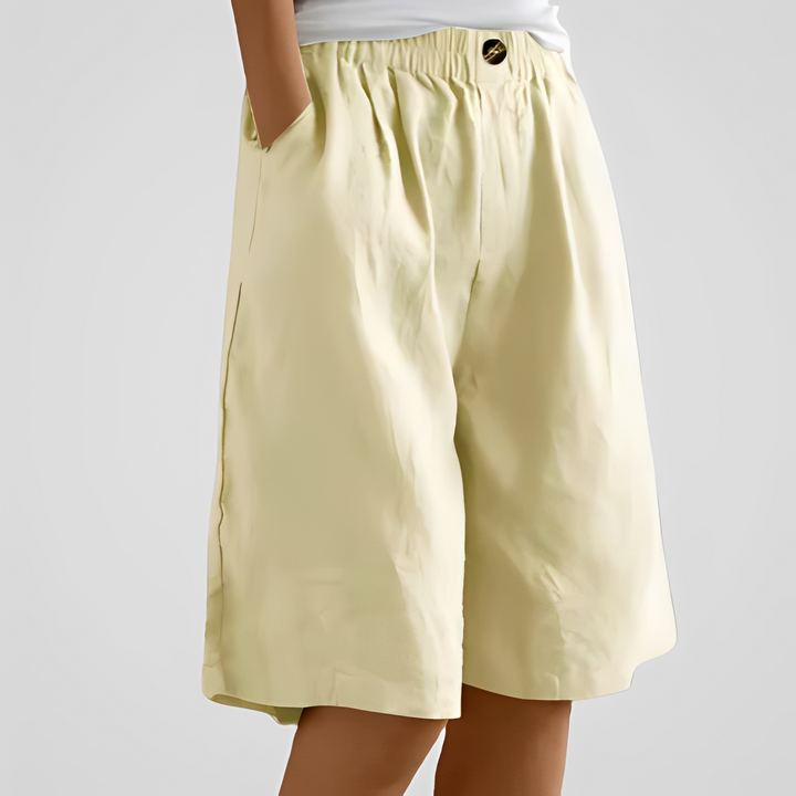 Short femme ample et léger pour l'été. Confortable et moderne, idéal pour les vacances et un style chic.