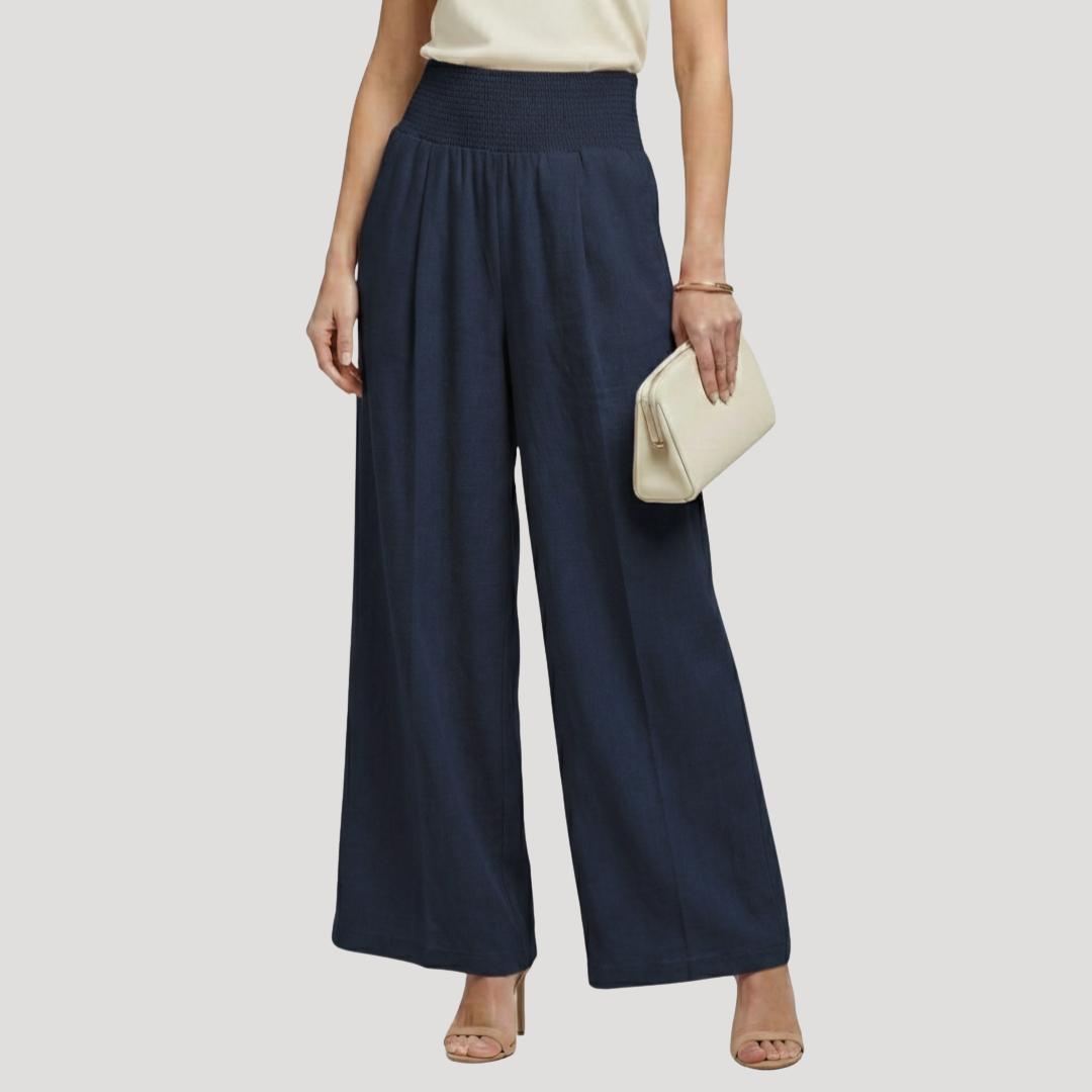 Détail de la taille smockée d'un pantalon femme confortable, jambes larges et coupe fluide, idéal mode été.