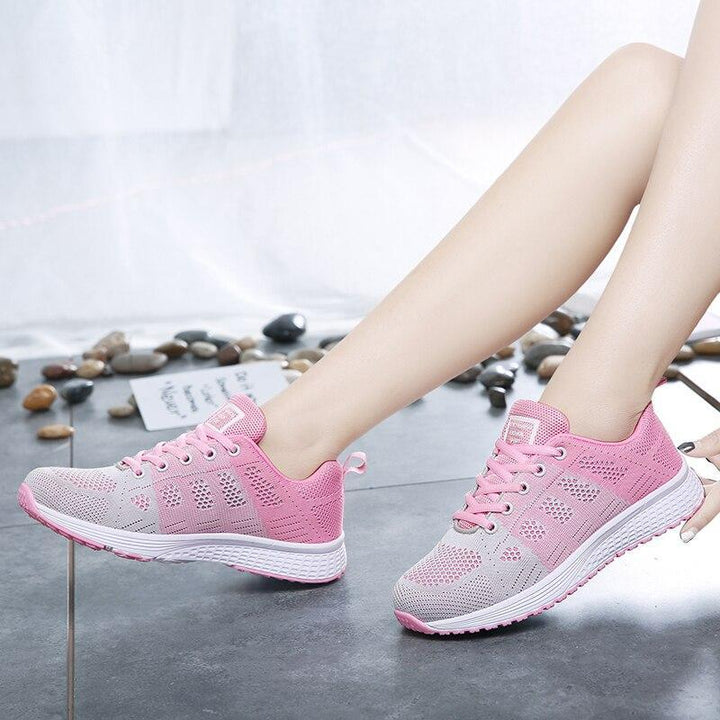 Design des chaussures de marche femme, adaptées au sport et à l'usage quotidien polyvalent.