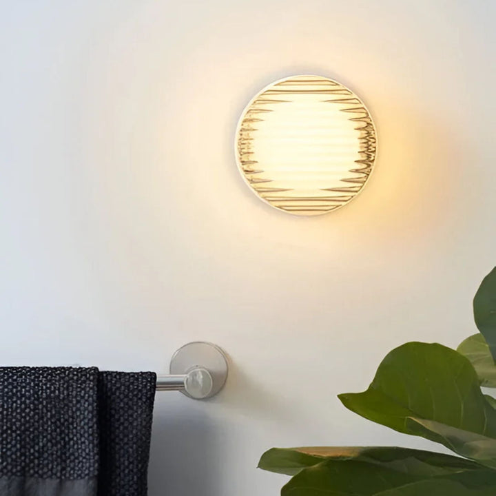 Applique LED ronde design pour escalier, lumière neutre, style moderne et minimaliste.