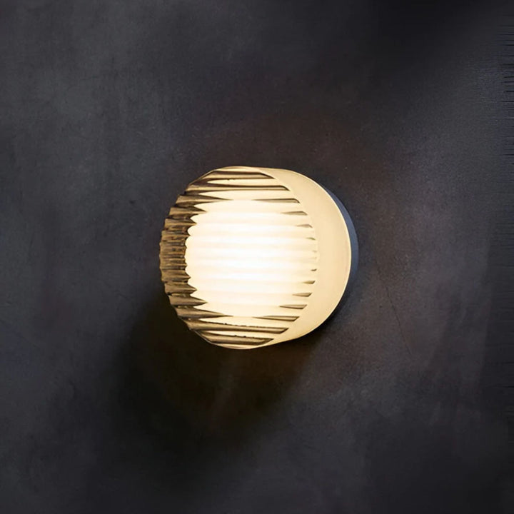 Lampe murale LED d'escalier, forme ronde, lumière chaude pour une ambiance intérieure moderne.