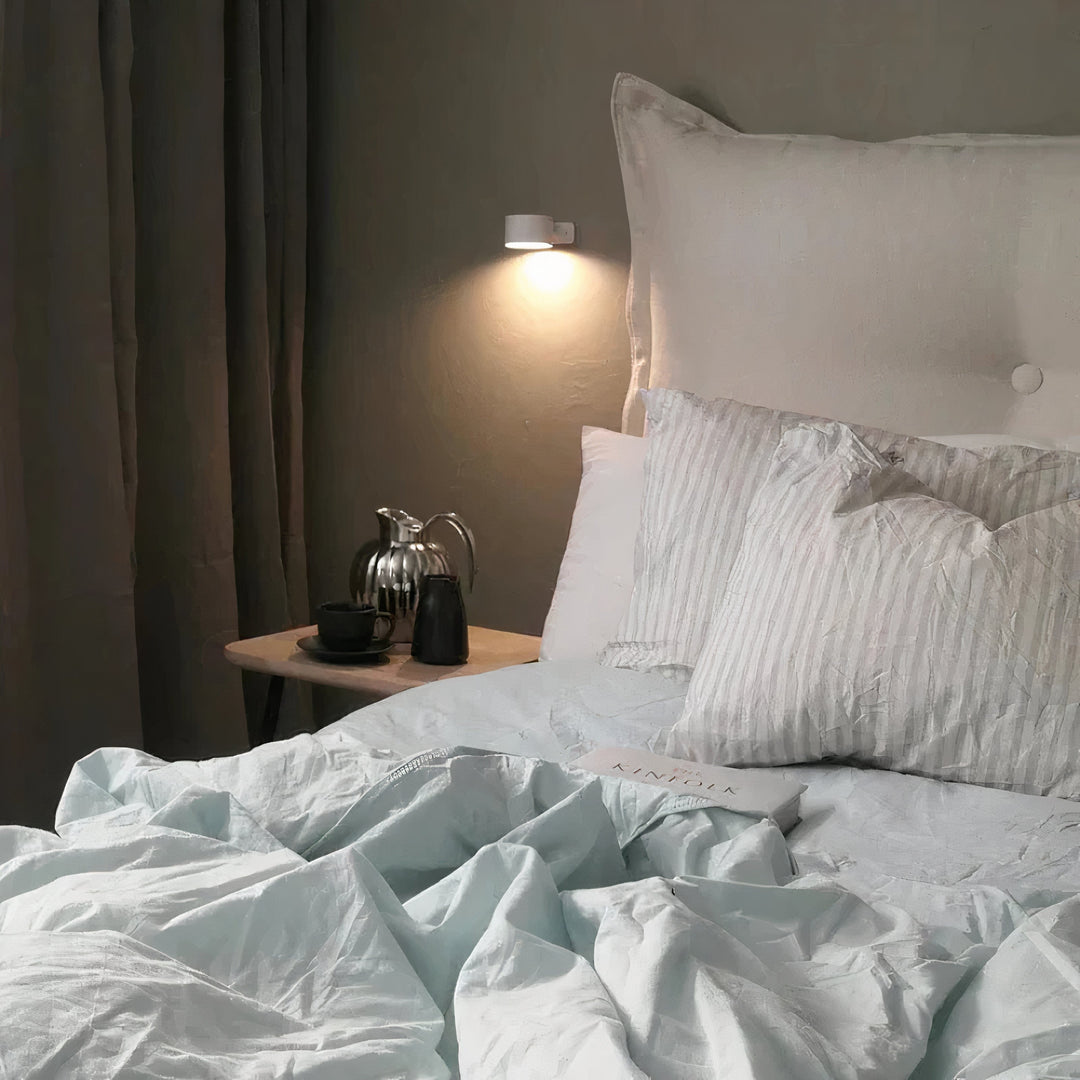 Lampe murale LED rechargeable sans fil, rotative et dimmable. Applique design moderne pour un éclairage intérieur flexible.