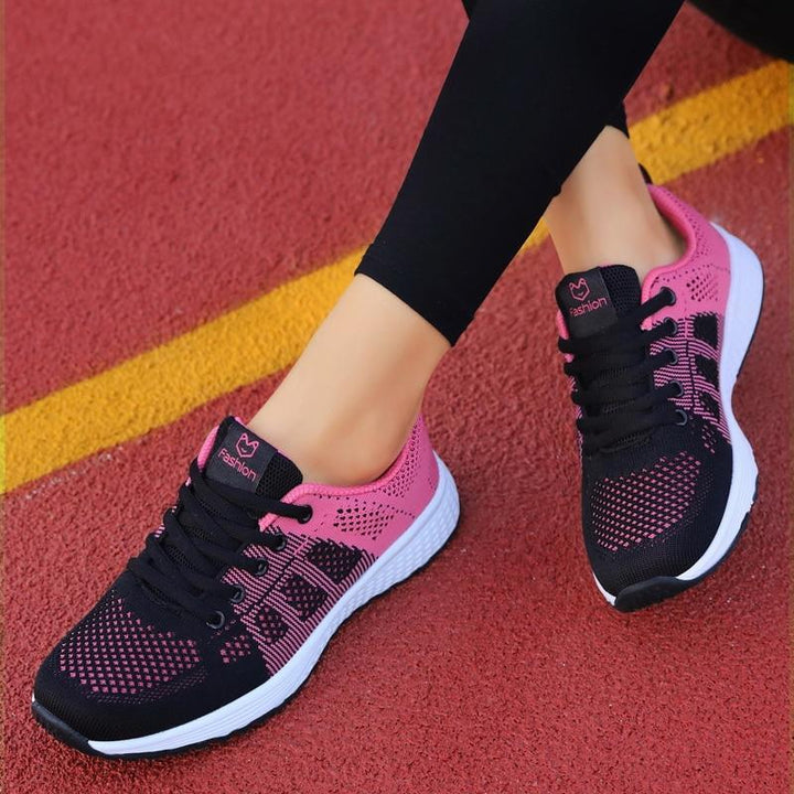 Chaussures de marche pour femme avec amorti confort et design contemporain.