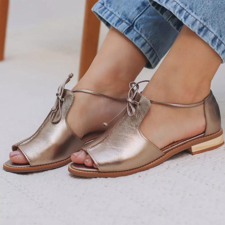 Femme portant des sandales Lilliana champagne, alliant confort et élégance pour un look estival chic.