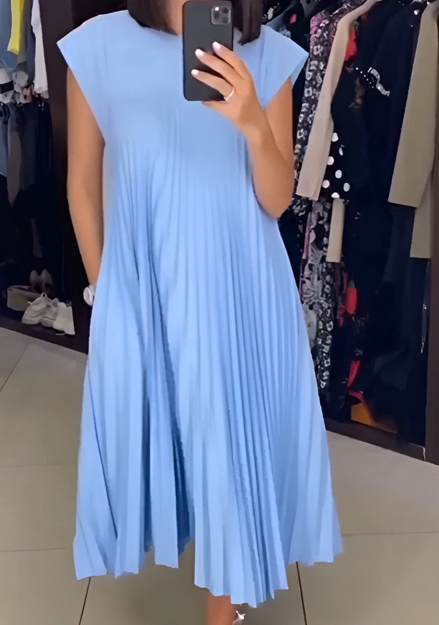 Robe plissée fluide femme. Sa texture légère et son tombé élégant la rendent parfaite pour l'été et le printemps.