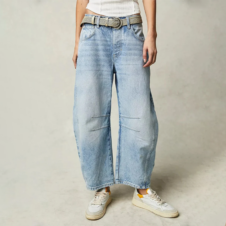 Jeans noirs larges et confortables pour femmes, avec une taille haute. Parfait pour une allure élégante et décontractée.