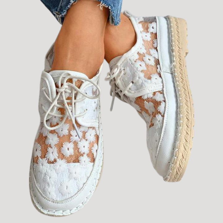 Baskets confortables femme, couleur blanc/beige, parfaites pour le quotidien. Chaussures mode à lacets.