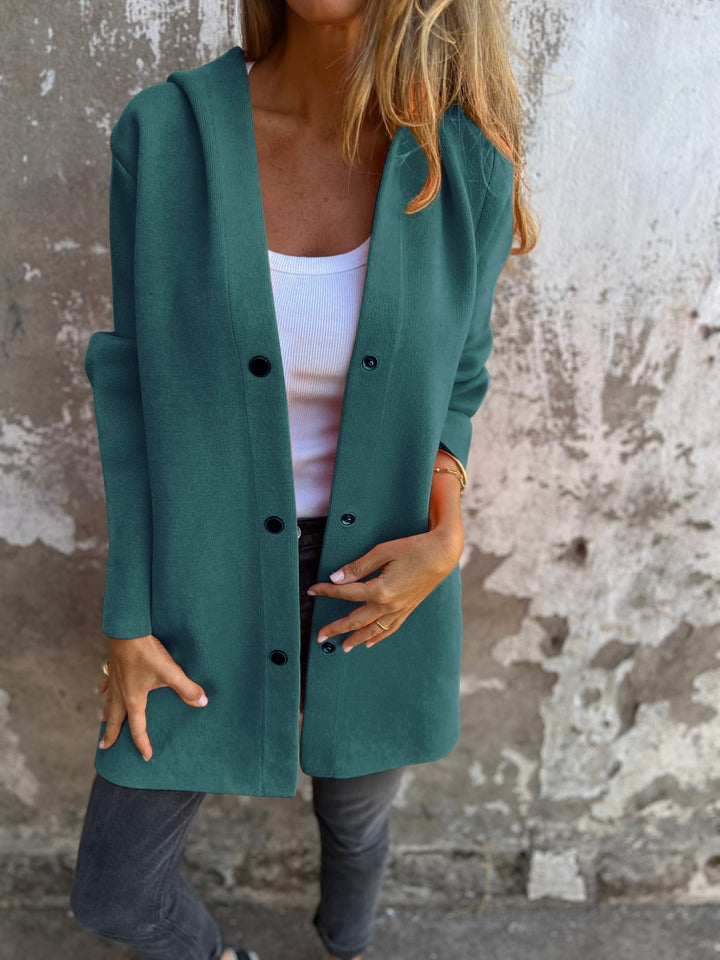 Veste femme Norah décontractée avec capuche et bouton unique. Manteau léger pour un style moderne et confortable.