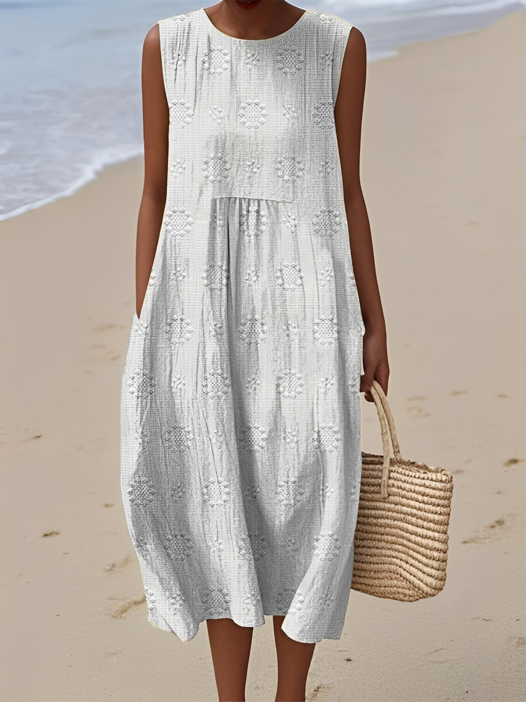 Robe midi décontractée femme sans manches, avec de jolis motifs. Confortable et tendance pour la saison estivale.