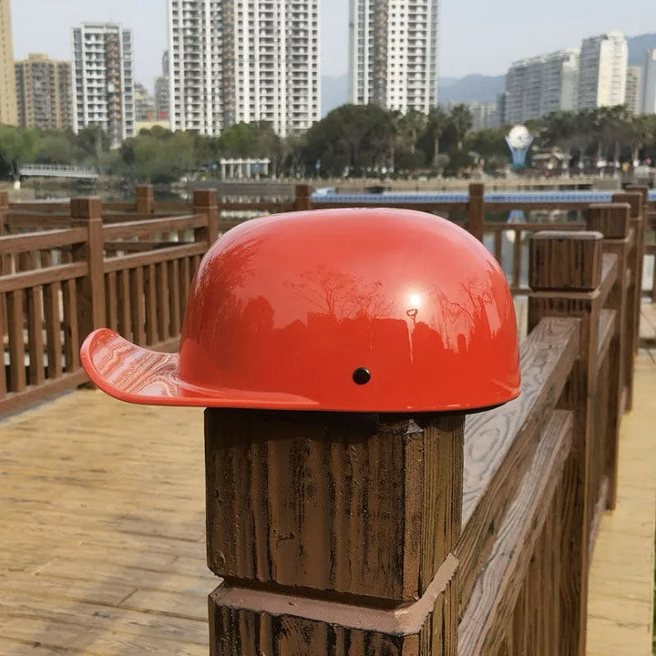 Équipement de protection: casque urbain homologué DOT, léger, style casquette pour motard moderne.