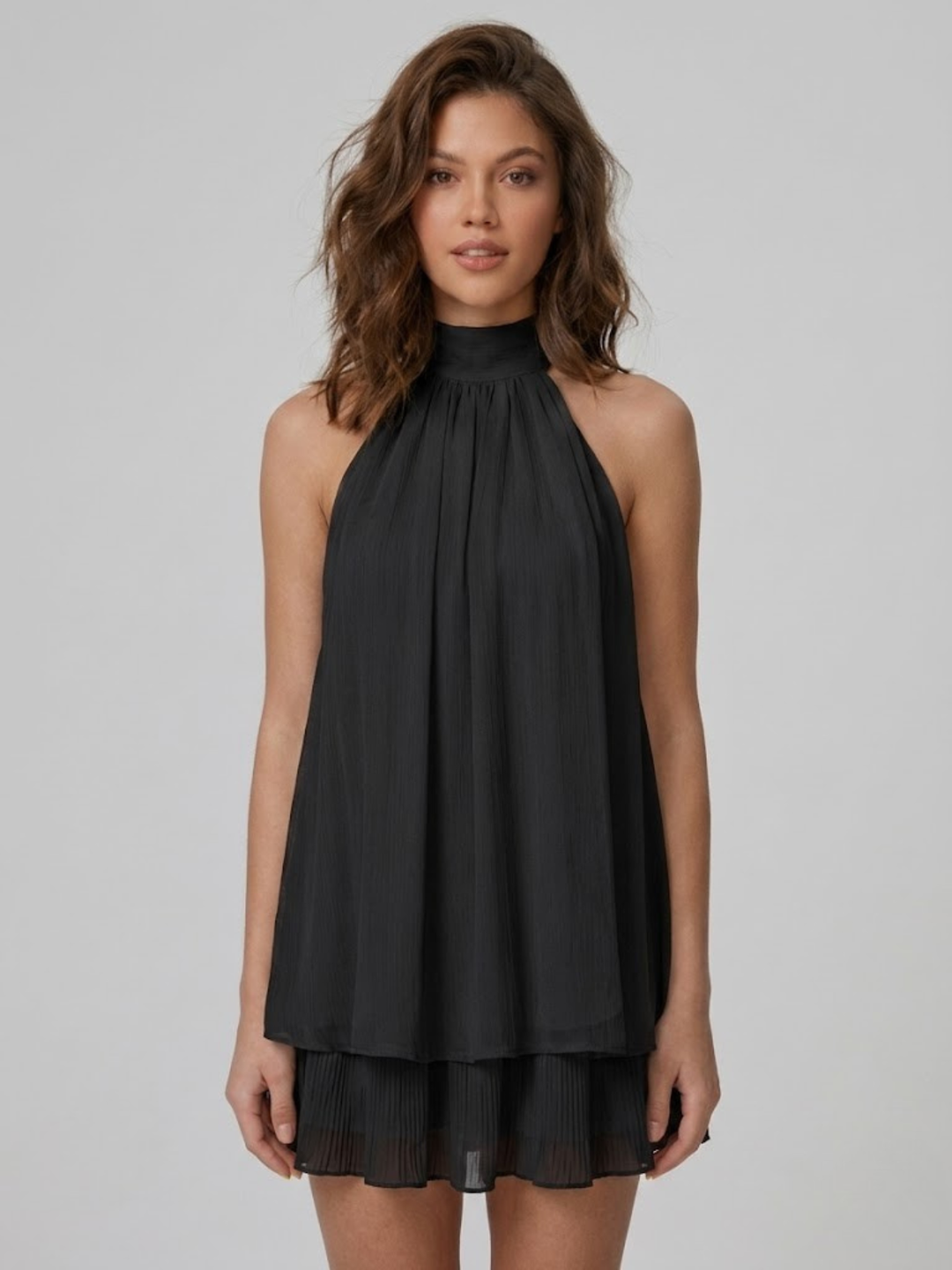 Mini robe dos nu, col halter, volants, style d'été parfait pour femme élégante. Tendance et confortable.